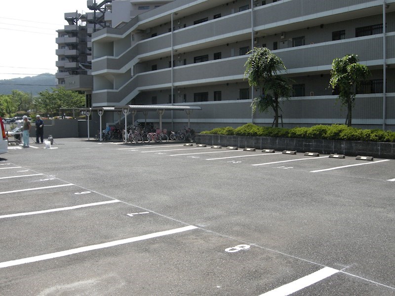 グランデージ柏原 駐車場
