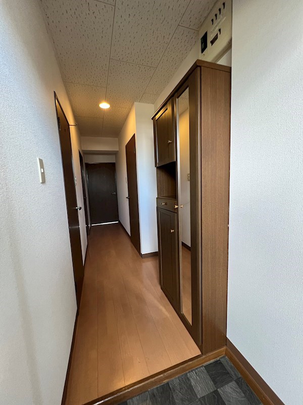 グランデージ柏原 玄関